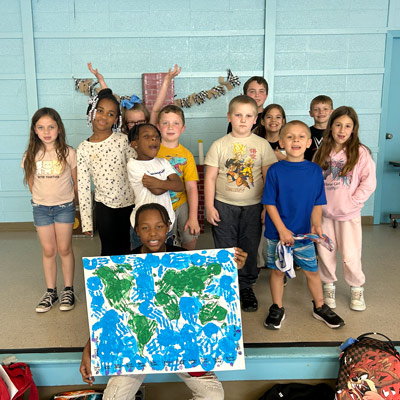 qz-122_earth-day-mural-web afterschool program at oakwood-windsor elementary
