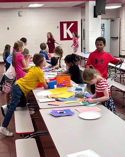 qz-211_making-awards-for-friends after school program