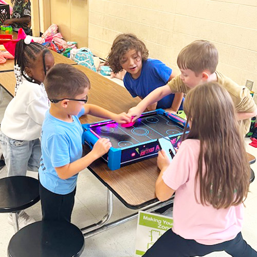 qz-226_working-together